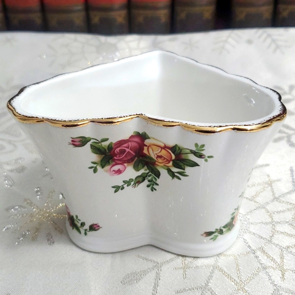 COPY - 1992 Royal Albert Old County Roses Heart Shaped Dish